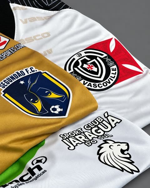 Escudos bordados em uniformes de três clubes diferentes, em close