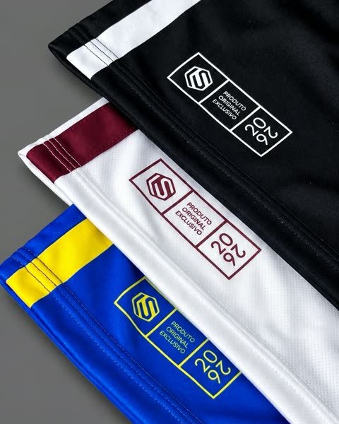 Etiqueta Produto Original Exclusivo 2026 impressa na barra de três uniformes
