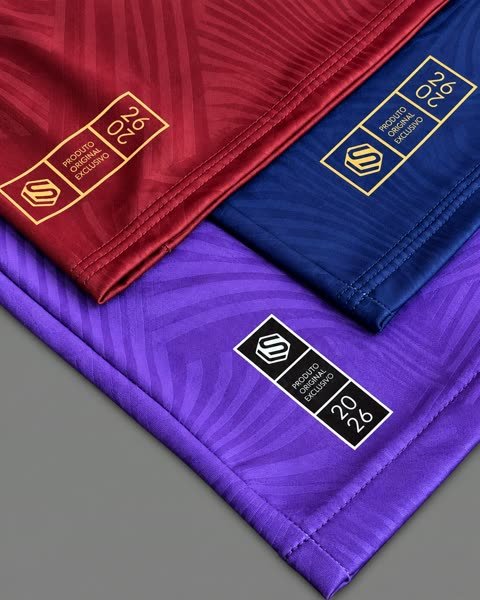 Selo dourado da Lange na barra de uniformes vinho, azul-marinho e roxo
