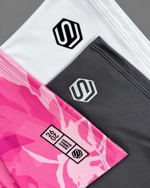 Marca Lange aplicada em uniformes branco, cinza e rosa camuflado